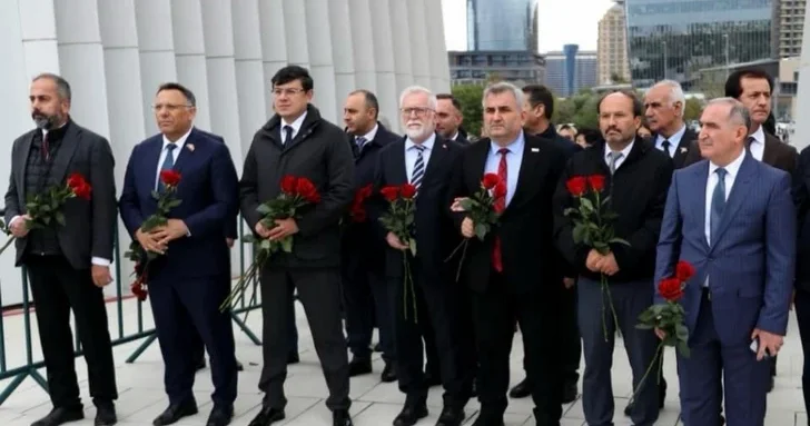 Ректоры турецких университетов почтили память шехидов