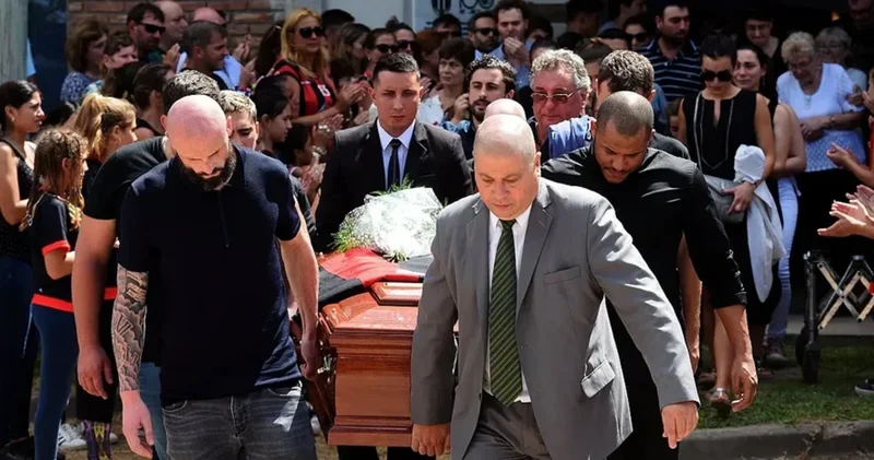 Argentinada bir neçə günlük tətildən qayıdan kişi öz dəfnində iştirak edib