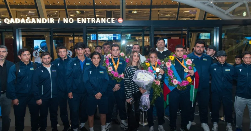 Dünya çempionatında 3 medal qazanan çimərlik güləşçilərimiz Vətənə qayıdıb FOTO