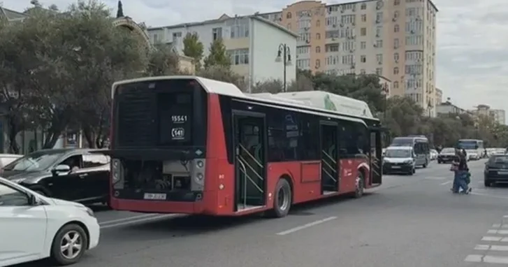 В Баку сломался пассажирский автобус: образовалась пробка