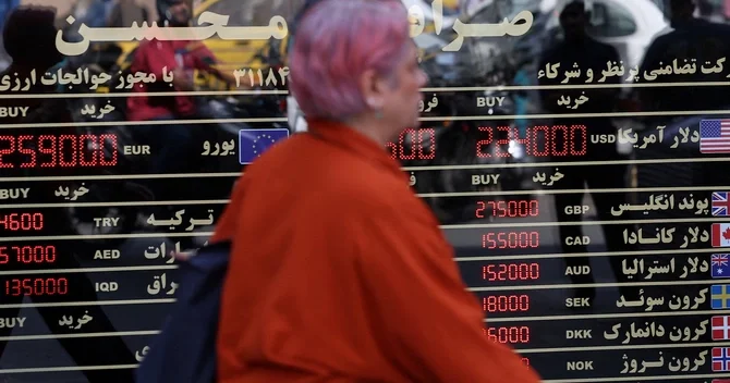 İranda dolların məzənnəsi rekord həddə çatdı 2,3 milyon rialı keçdi