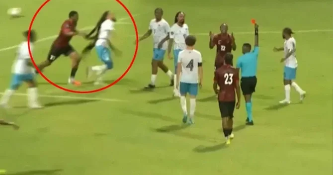 Futbolda qeyri adi hadisə: oyunçunun saçını yolan iki futbolçu qırmızı vərəqə aldı