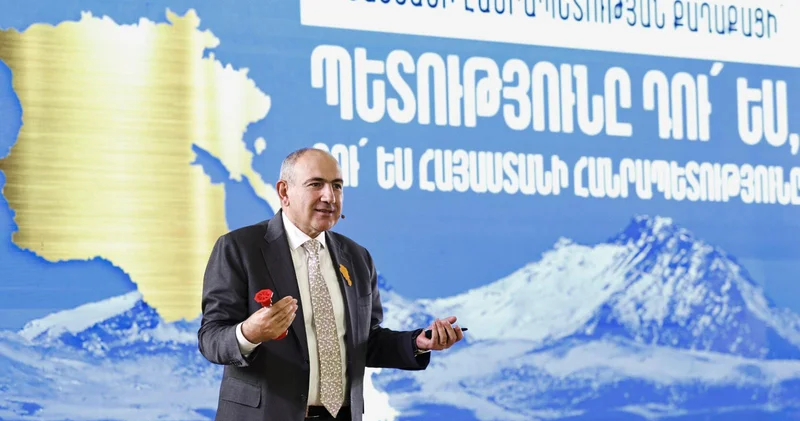 Paşinyan tələbələrə “Real Ermənistan”dan danışdı
