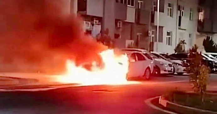 Yaşayış kompleksində park edilmiş “Hyundai” bir anda alova büründü VİDEO