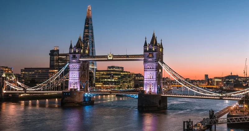 30 jurnalist Londona gedir