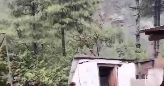Мощные ливни обрушили гору в Непале ВИДЕО