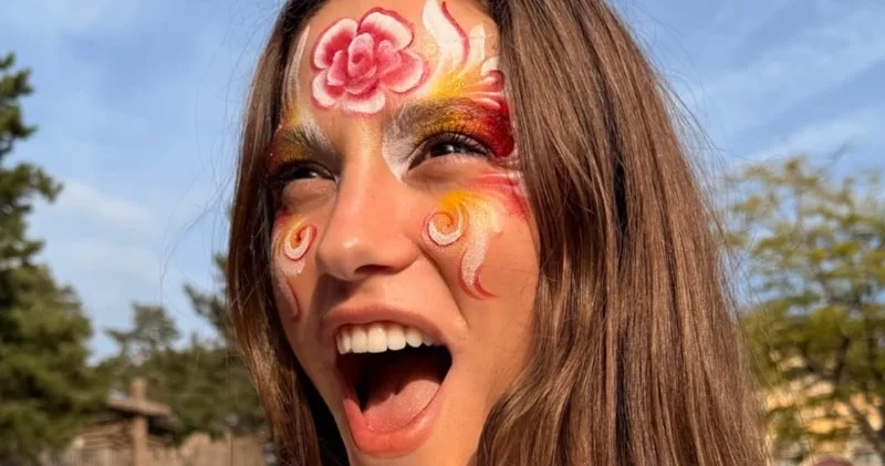 Serenay Sarıkaya uşaqlığına qayıtdı Disneylandda belə əyləndi