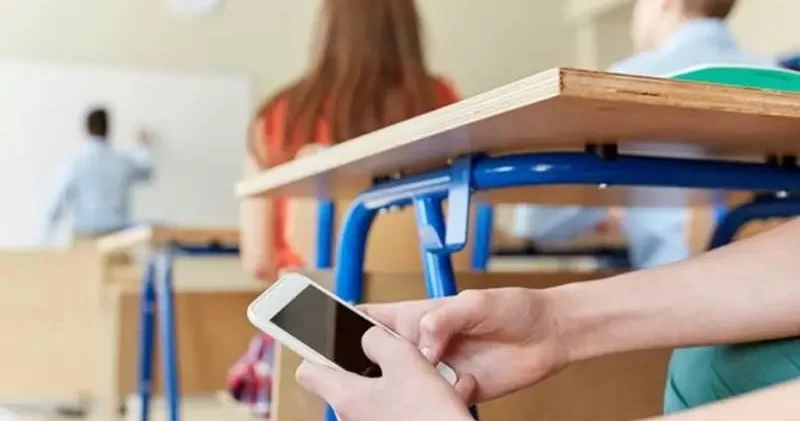 Məktəblərdə telefonlardan istifadəyə tam qadağa deyil, nəzarətli yanaşma tətbiq olunmalıdır TƏHSİL EKSPERTİ