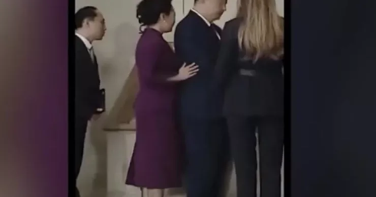 Həyat yoldaşı Çin prezidentini Trampın arvadına qısqandı VİDEO