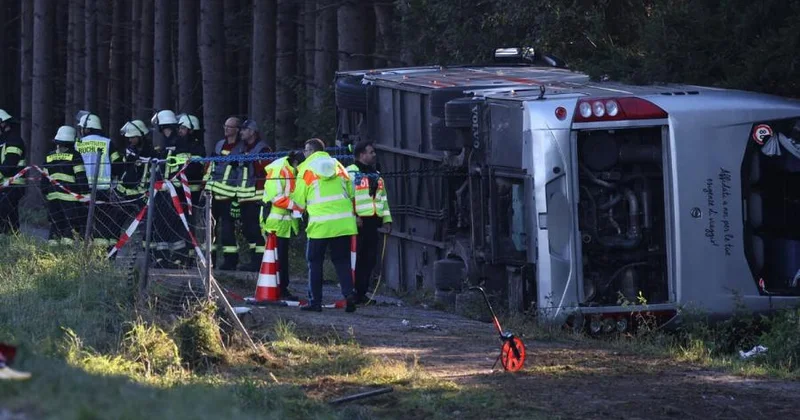 Almaniyada turistləri daşıyan avtobus aşıb ölənlər var