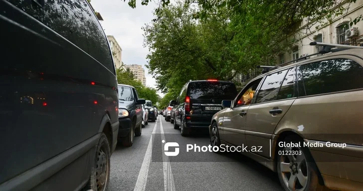 Ограничение движения автомобилей в центре Баку распространят на все дни недели AYNA