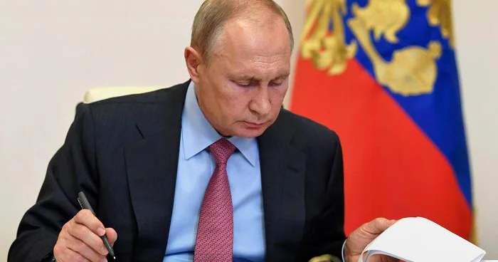 Rusiya ordusunun şəxsi heyəti artırılır Putin fərman imzaladı