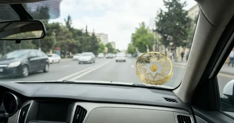Maşının şüşəsinə gerb yapışdıranları nə gözləyir? AÇIQLAMA
