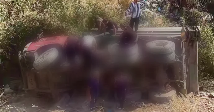 Tormozu tutmayan “KamAZ” dərəyə aşdı VİDEO