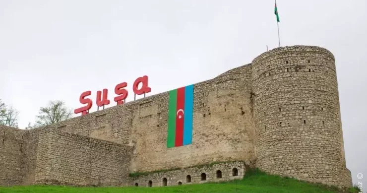 Şuşada avtomobil tank əleyhinə minaya düşdü: xəsarət alan var