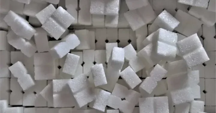 Dünya şəkər bazarında qiymətlər kəskin enməkdə davam edir