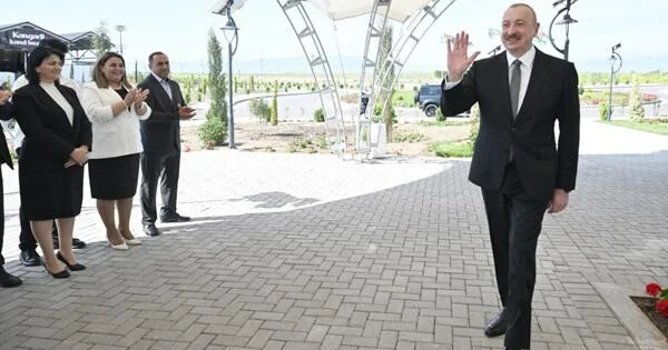 Prezident Horovlu kəndində sakinlərlə görüşdü