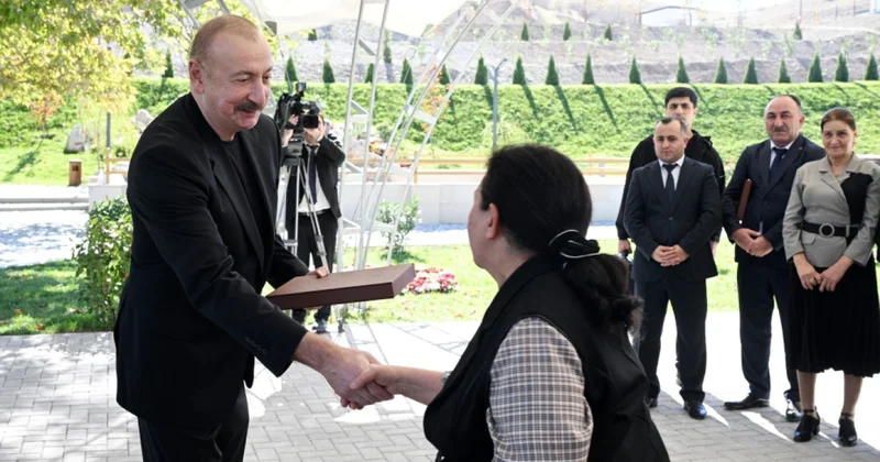 İlham Əliyev Horovlu sakinlərinə mənzillərin açarlarını təqdim etdi