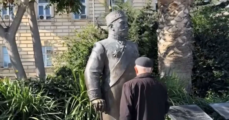 İçərişəhərdəki yaşlı kişi hamını duyğulandırdı VİDEO