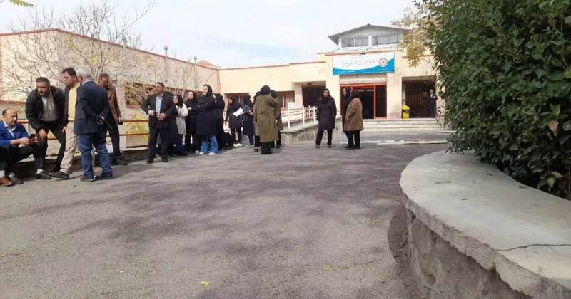 Təbrizdə hökumət işçiləri tətil etdi FOTO