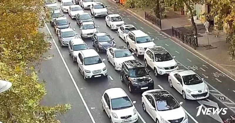 В Баку на ряде улиц и проспектов затруднено движение транспорта ФОТО