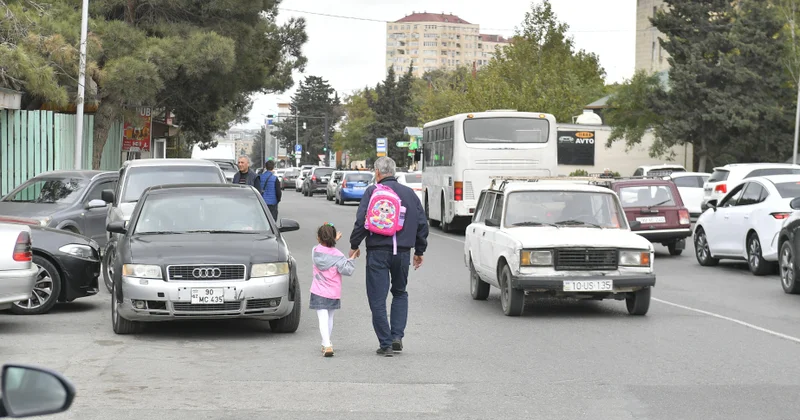 “Maşını necə gəldi saxlayırlar...” Avtomobillərin səkilərdə park edilməsi PROBLEMİ