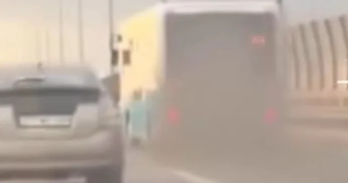 Sərnişinn avtobusundan çıxan tüstü yolda təhlükəli vəziyyət yaratdı VİDEO