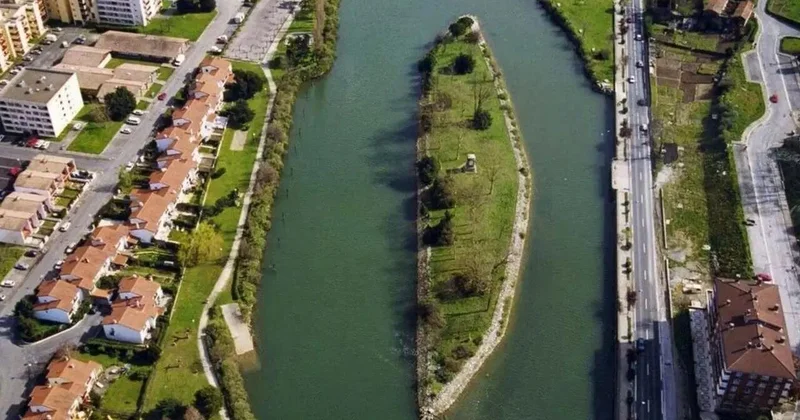 Avropanın ən qeyri adi sərhədi: Bu ada altı aydan bir ölkə dəyişir FOTO