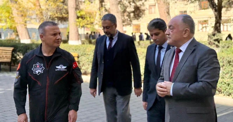 Türkiyənin ilk kosmonavtı Alper Gezeravcı AzTU nun qonağı olub