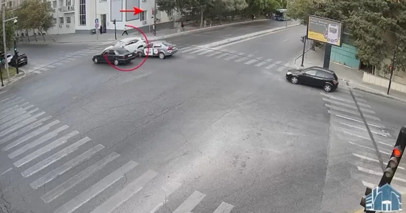 Bakıda qırmızı da keçən avtomobil qəzaya səbəb oldu ANBAAN GÖRÜNTÜLƏR