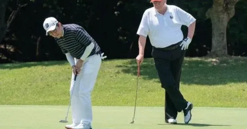 Yaponiyanın baş naziri Donald Trampa xatirə hədiyyəsi bağışlayıb