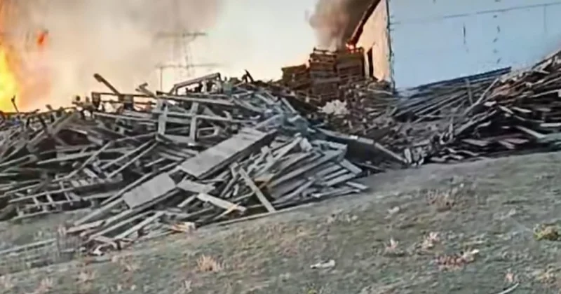 Binəqədidə taxta yığılmış ərazidə yanğın başlayıb FOTO