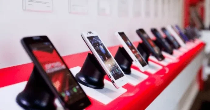 İqtisadçı ikinci telefona 100 manat aksiz vergisi tətbiqindən DANIŞDI