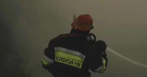 Bakıda taxtalar yığılan ərazi yanır
