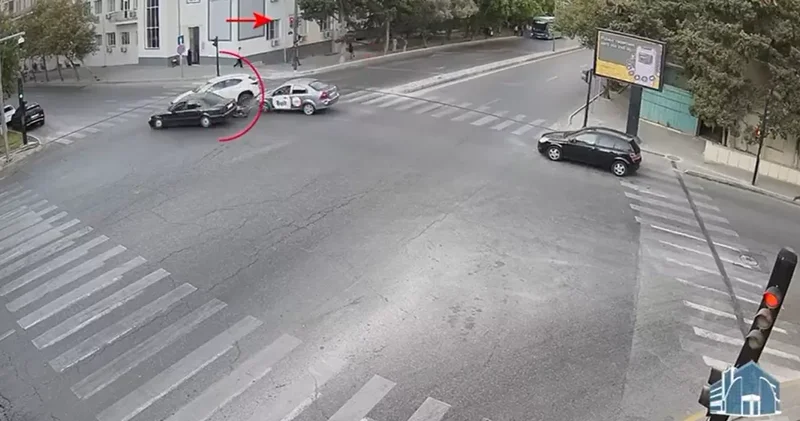 Бакинский водитель проигнорировал светофор и протаранил чужую машину ВИДЕО
