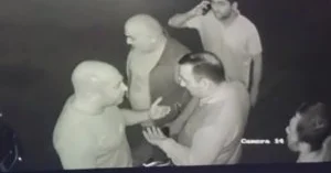Qonşusunu döyən gömrük polkovnikinin görüntüsü yayıldı VİDEO