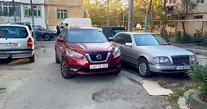 Maşını yolun ortasında saxlayan sürücü sakinləri çətin vəziyyətdə qoydu VİDEO