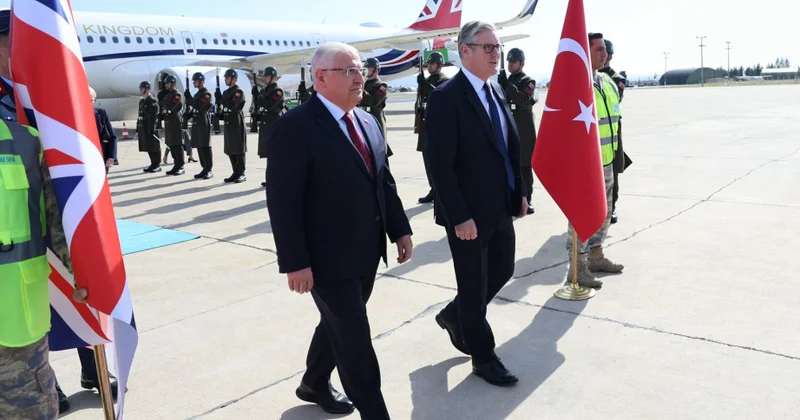 Böyük Britaniyanın Baş naziri Türkiyənin beşinci nəsil KAAN təyyarəsi ilə tanış olub