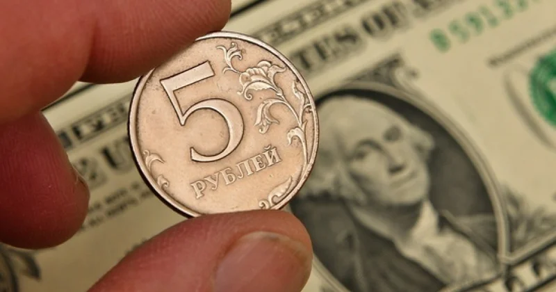 “Sberbank” 2025 ci ilin sonuna qədər rublun məzənnəsinin bir dollar üçün 90 rubla qədər zəifləyəcəyi gözlənilir