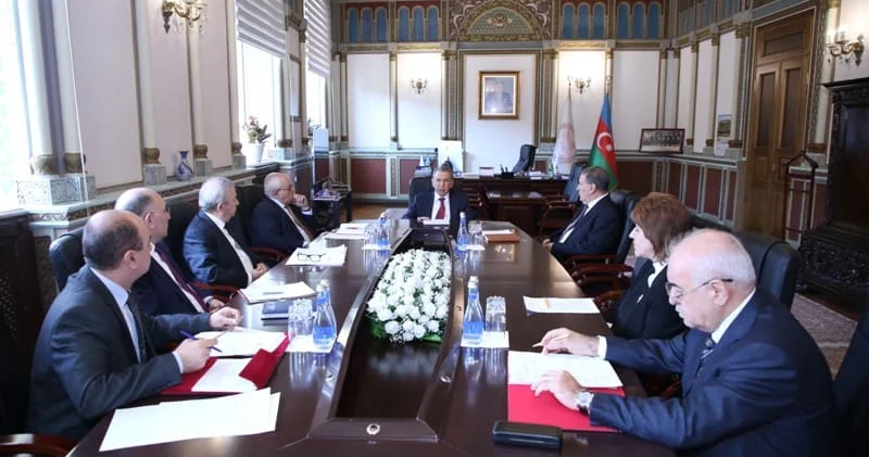 Villasında ayrıca iclas salonu yaradıb, tribuna qurubmuş ÖZƏL