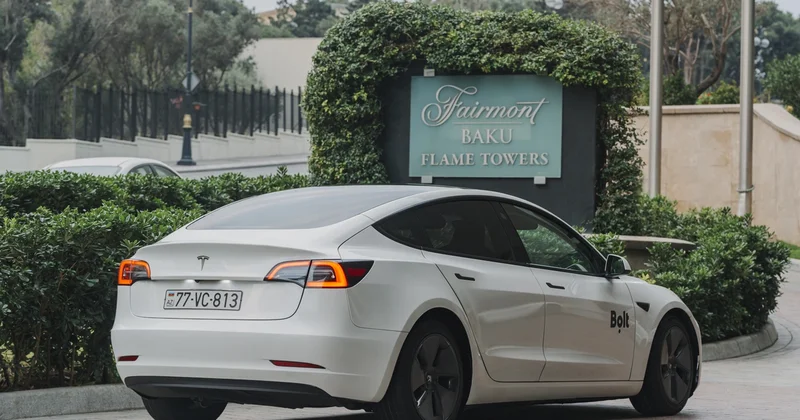 Bolt Business və Fairmont Baku Hoteli Bakıda qonaqlara Tesla elektrik avtomobilləri ilə rahat səyahət imkanı təqdim edir