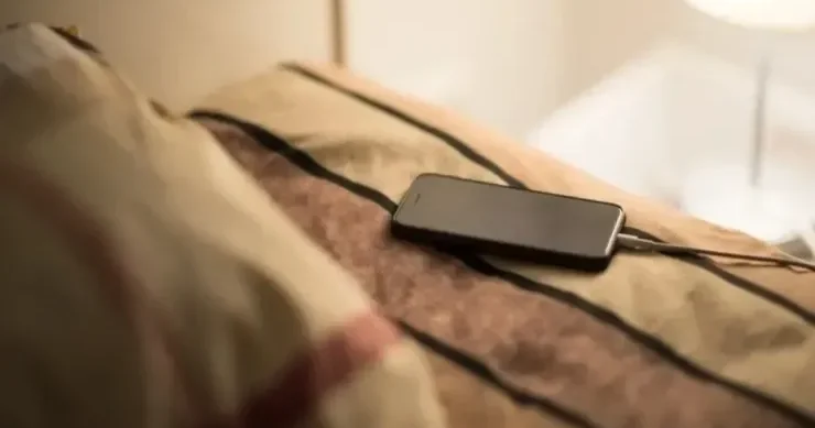 Telefonu şarja taxıb yatmaq zərərlidirmi? Mütəxəssislər açıqladı