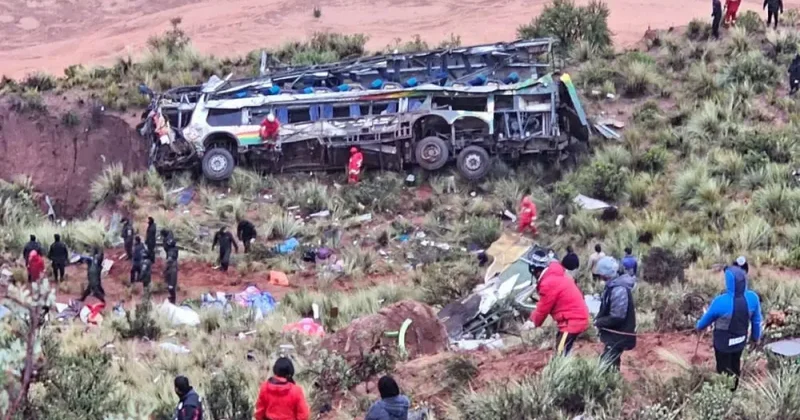 Boliviyada avtobus uçurumdan dərəyə yuvarlandı: Azı 16 nəfər öldü