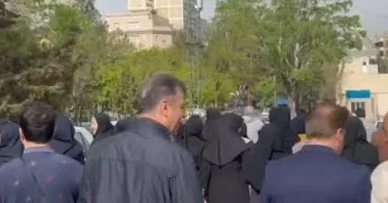 Təbriz Rifah Departamentinin işçiləri etiraz mitinqi keçiriblər
