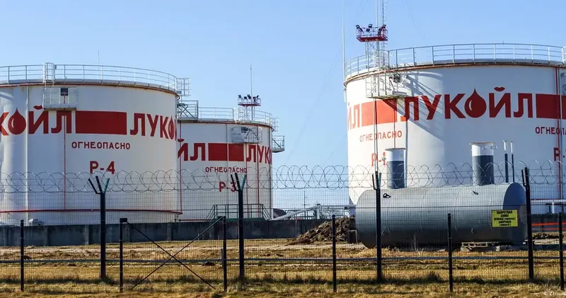 “Lukoyl“ geri çəkilir: ABŞ sanksiyaları Rusiyanın enerji nəhəngini dünya bazarından sıxışdırır