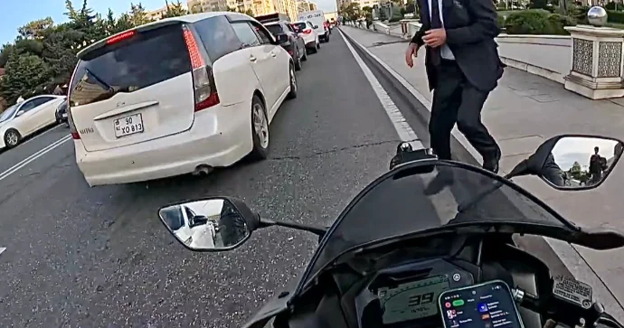 Bakıda qayda pozan qadın sürücü və piyada qəzadan son anda xilas oldu VİDEO
