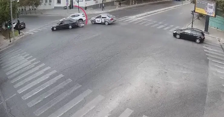 Qırmızı işıqda gözləmədi, qəza törətdi HADİSƏ ANI