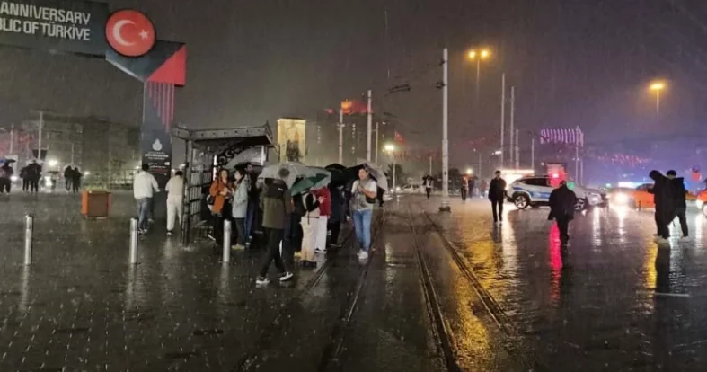 Zəlzələ və leysan eyni gecəyə təsadüf etdi: İstanbulda çətin anlar FOTOlar