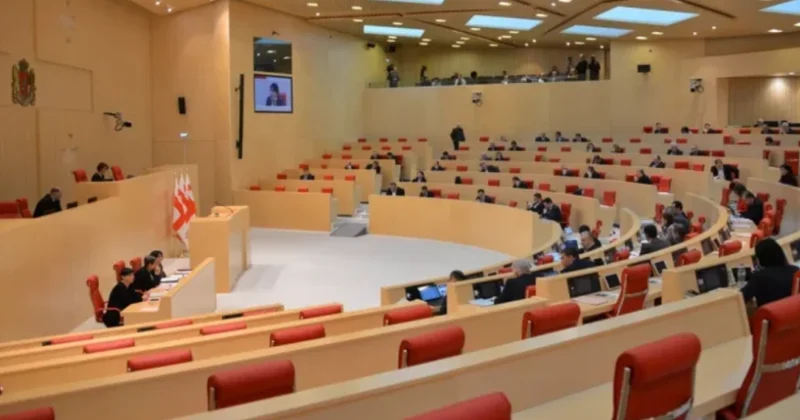 Gürcüstan müxalifəti birillik fasilədən sonra yenidən parlamentə daxil olub