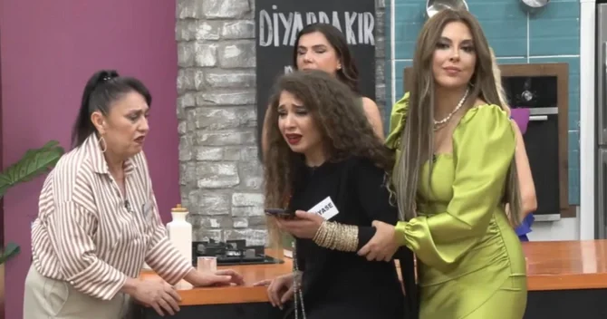 Canlı efirdə atasının infarkt keçirdiyini öyrənən iştirakçının halı pisləşdi